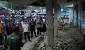 Wakil Menteri Pendidikan Dasar dan Menengah (Wamendikdasmen), Atip Latipulhayat, saat meninjau langsung kondisi dan menemui guru serta murid yang terkena dampak banjir bandang di Kabupaten Donggala, Sulawesi Tengah (12/6)/ Dok. Ist