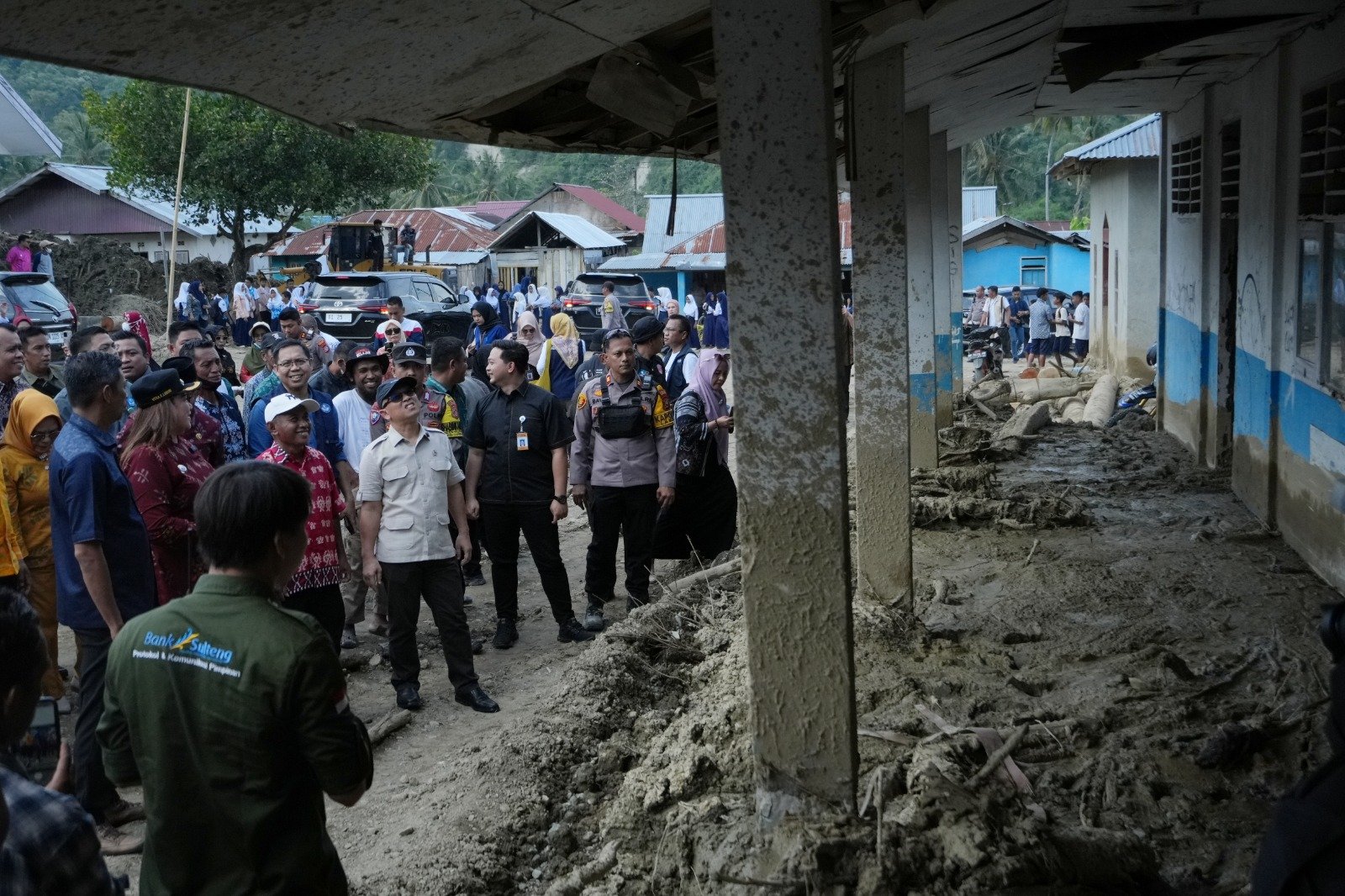 Wakil Menteri Pendidikan Dasar dan Menengah (Wamendikdasmen), Atip Latipulhayat, saat meninjau langsung kondisi dan menemui guru serta murid yang terkena dampak banjir bandang di Kabupaten Donggala, Sulawesi Tengah (12/6)/ Dok. Ist
