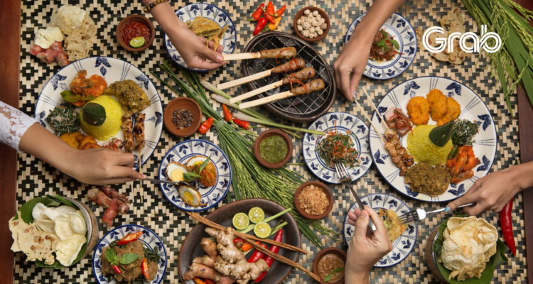 Menghadirkan keanekaragaman kuliner Indonesia melalui sajian Nasi Kuning, Sate Lilit, dan aneka sambal autentik yang merayakan kekayaan rasa dari seluruh pelosok kepulauan