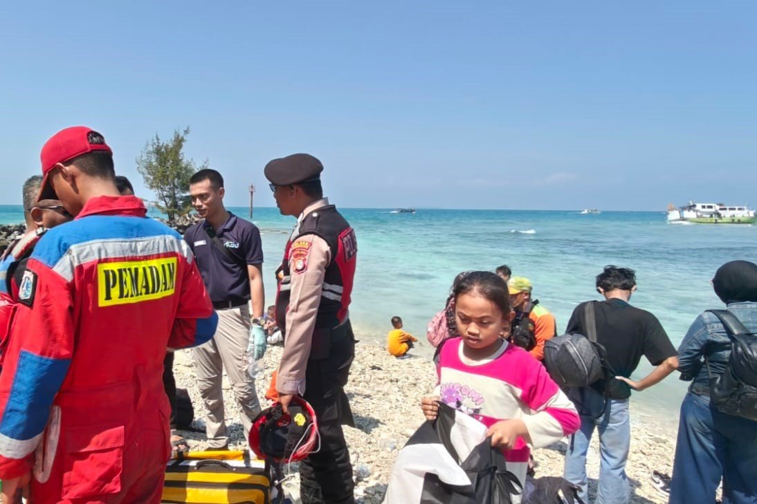 Tim gabungan dan petugas Damkar memantau kondisi para penumpang KM Makmur Jaya yang telah berhasil dievakuasi dengan selamat ke pesisir Pulau Pari. Foto: Gulkarmat Jakarta Utara dan Kepulauan Seribu.