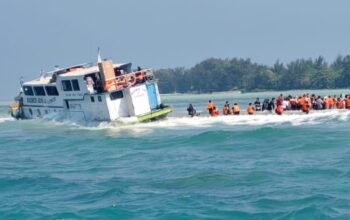 DRAMATIS! 150 Penumpang KM Makmur Jaya Berhasil Dievakuasi Tim Damkar di Pulau Pari
