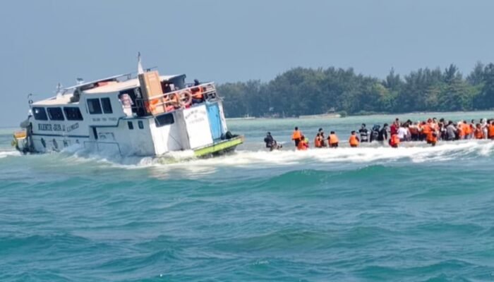 DRAMATIS! 150 Penumpang KM Makmur Jaya Berhasil Dievakuasi Tim Damkar di Pulau Pari