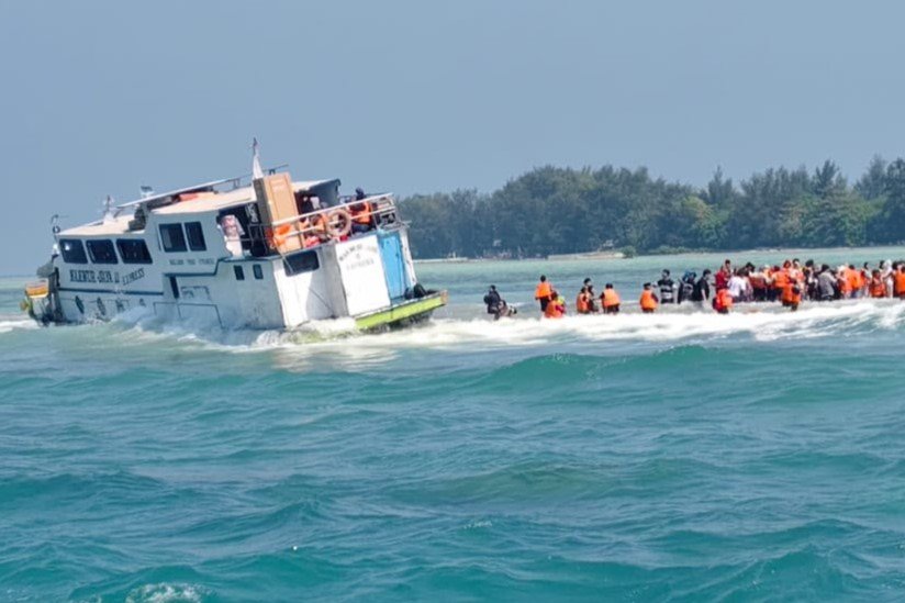 Proses evakuasi 150 penumpang KM Makmur Jaya yang mengalami kendala mesin di perairan Pulau Pari oleh tim Damkar. Foto: Gulkarmat Jakarta Utara dan Kepulauan Seribu.