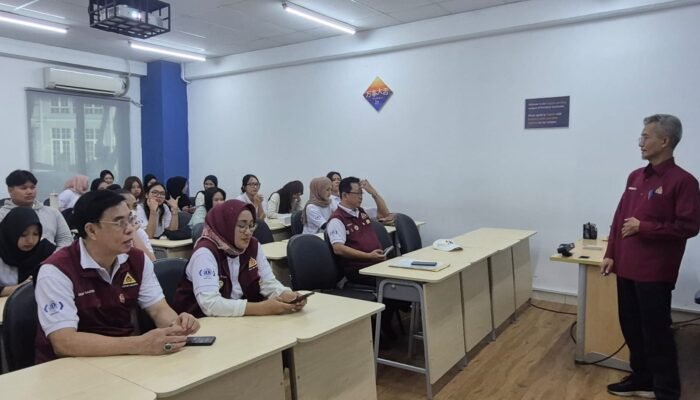 Sekretaris PDDI DKI Jakarta Endang K.S. memaparkan materi donor darah di depan mahasiswa President University