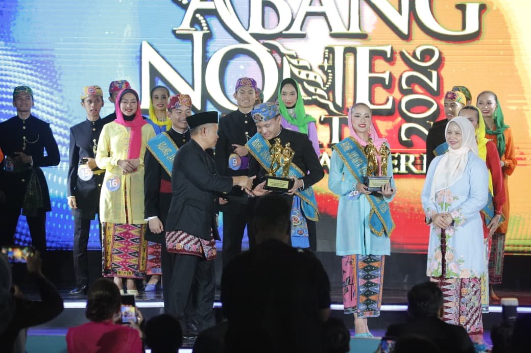 Pasangan pemenang Abang None Jakarta Kepulauan Seribu 2026 dalam malam final di Pulau Pramuka.