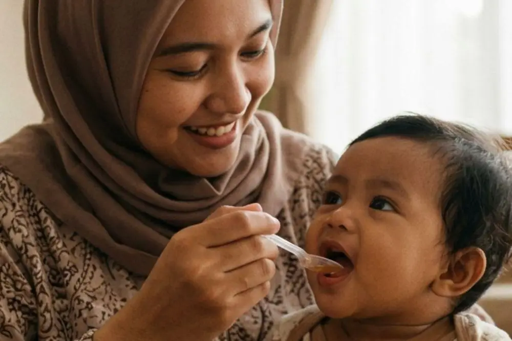 Ilustrasi bayi sehat sedang menikmati makanan pendamping ASI (MPASI) yang bergizi.