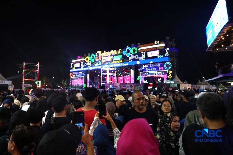 Suasana meriah pengunjung yang memadati area konser musik di ajang Pekan Raya Jakarta (Jakarta Fair) 2026. Foto: Istimewa.