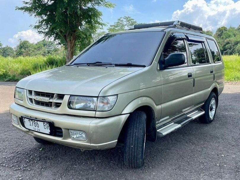 Suzuki Katana, salah satu pilihan mobil bekas SUV yang tangguh di tanjakan.