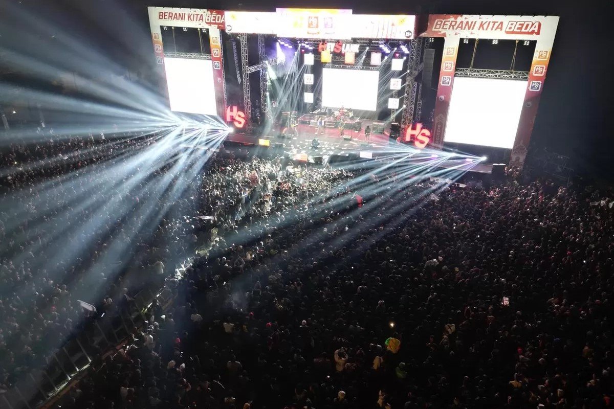 Gelombang lautan manusia tampak membanjiri kota kembang saat perhelatan konser "HS Hey Slank" berlangsung. Foto: Istimewa